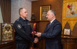 Igor Dodon a conferit medalia „Pentru Vitejie” polițistului Ivan Cebanov