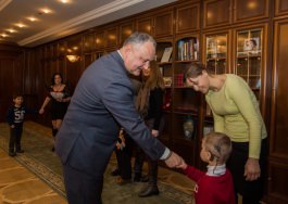 Copiii care au beneficiat de implanturi cohlear în anul 2017 l-au colindat pe Președintele țării 