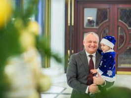 Copiii de la orfelinatul „Preafericitul Iosif” din Chișinău l-au colindat și semănat pe Președintele țării 