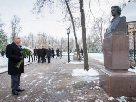 Președintele Igor Dodon a depus flori la bustul marelui poet Mihai Eminescu