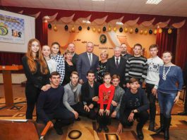 Igor Dodon și Anatolii Karpov au participat la deschiderea Campionatulului Moldovei la șah între echipe de cadeți