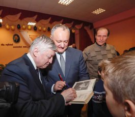Игорь Додон и Анатолий Карпов приняли участие в открытии Чемпионата Молдовы по шахматам среди команд кадетов
