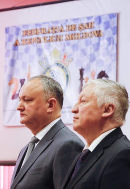 Igor Dodon și Anatolii Karpov au participat la deschiderea Campionatulului Moldovei la șah între echipe de cadeți