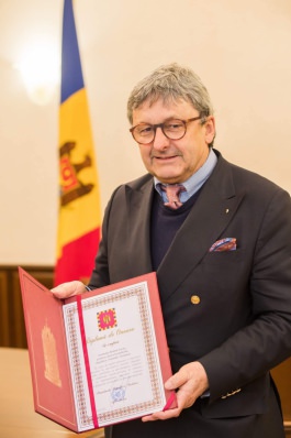 Șeful statului a înmînat Diploma de Onoare a Președintelui RM unui medic chirurg din Germania