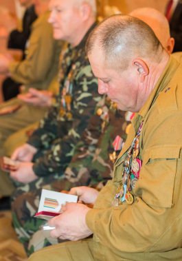 Глава государства вручил Памятный крест «Участник боевых действий в Афганистане (1979-1989)» группе ветеранов