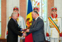 Igor Dodon a înmînat înalte distincții de stat unui grup de cetățeni ai Republicii Moldova