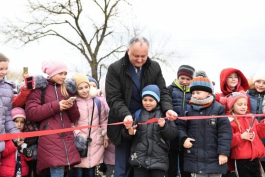 Șeful statului a participat la deschiderea unui complex sportiv în satul Bîrlădeni, raionul Ocnița