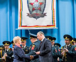 Игорь Додон поздравил ветеранов Вооруженных сил и органов правопорядка