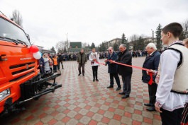 Igor Dodon a oferit un autocamion de tip ”KAMAZ” orașului Cupcini din raionul Edineț