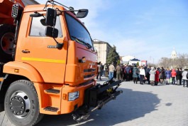 Șeful statului a transmis două autocamioane KAMAZ autorităților locale din orașul Comrat și satul Congaz