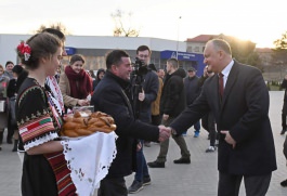 Президент Молдовы вместе с российским послом передали два автомобиля КАМАЗ районам Тараклия и Басарабяска