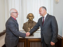 Șeful statului a primit în dar bustul marelui scriitor și diplomat rus - Antioh Cantemir