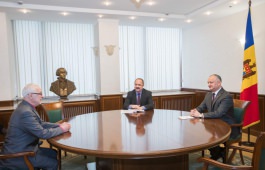 Șeful statului a primit în dar bustul marelui scriitor și diplomat rus - Antioh Cantemir