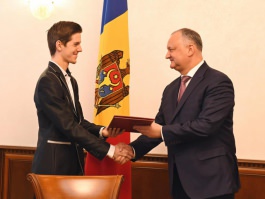 Igor Dodon a înmînat Diploma Președintelui Republicii Moldova muzicianului Radu Rațoi