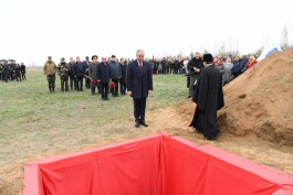 Президент страны принял участие в торжественной церемонии перезахоронения останков погибших воинов