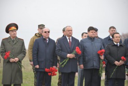 Президент страны принял участие в торжественной церемонии перезахоронения останков погибших воинов