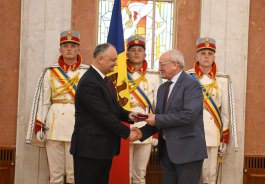 Игорь Додон вручил государственные награды гражданам Республики Молдова