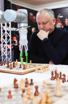 Șeful statului a participat la deschiderea Turneului de șah dintre inteligența artificială și șahiștii campioni ai Republicii Moldova