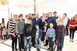 40 многодетных семей посетили здание Администрации Президента