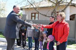 Президент Республики Молдова вручил ключи от дома семье Васильчук из города Фалешты