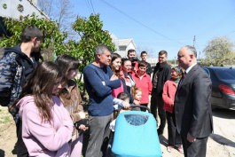 Președintele Republicii Moldova a înmînat cheile de la propria locuință familiei Vasilciuc din orașul Fălești