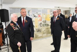 Глава государства принял участие в открытии фотовыставки, посвященной 75-летию освобождения от фашизма