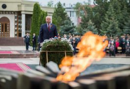 Президент Республики Молдова принял участие в торжественной церемонии возложения цветов на Мемориале воинской славы «Вечность»