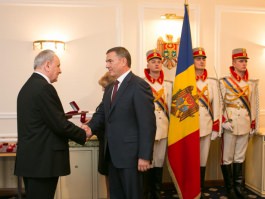 Николае Тимофти вручил государственные награды группе граждан
