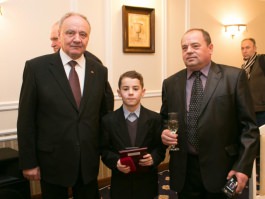 Николае Тимофти вручил государственные награды группе граждан