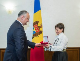Игорь Додон присвоил государственные награды представителям молдавской общины в Афинах и Курске