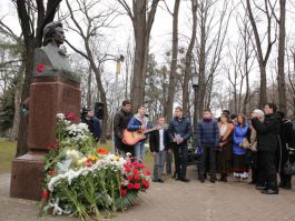 Președintele Nicolae Timofti a depus flori la bustul scriitorului Mihai Eminescu