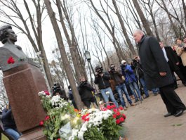 President Nicolae Timofti lays flowers at bust of great poet