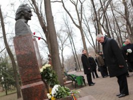 Președintele Nicolae Timofti a depus flori la bustul scriitorului Mihai Eminescu