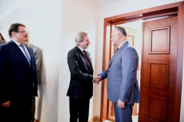 Президент Игорь Додон провел встречу с европейским комиссаром Йоханнесом Ханом