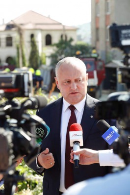 Игорь Додон провел оперативное совещание после обрушения дома в Атаках