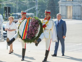 Игорь Додон возложил цветы к памятнику Штефану Великому