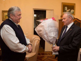 Nicolae Timofti l-a felicitat pe primul președinte al Republicii Moldova, Mircea Snegur, cu ocazia zilei sale de naștere