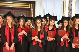 Peste 250 de absolvenți din toată țara au primit „Diploma de Onoare” a Președintelui Republicii Moldova