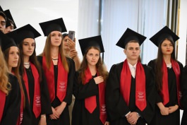 Peste 250 de absolvenți din toată țara au primit „Diploma de Onoare” a Președintelui Republicii Moldova