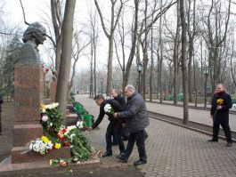 Președintele Republicii Moldova, Nicolae Timofti, a depus flori la bustul poetului Grigore Vieru de pe Aleea Clasicilor