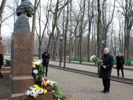 Președintele Republicii Moldova, Nicolae Timofti, a depus flori la bustul poetului Grigore Vieru de pe Aleea Clasicilor