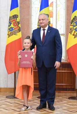Игорь Додон вручил Почетные грамоты Президента Республики Молдова группе молодых людей