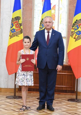 Igor Dodon a conferit Diploma de Onoare a Președintelui Republicii Moldova unui grup de tineri