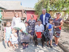 Igor Dodon a vizitat două cupluri longevive și o familie cu mulți copii din Cahul