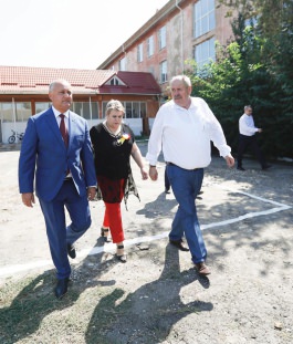 Президент РМ посетил гимназию в селе Рэскэеций Ной