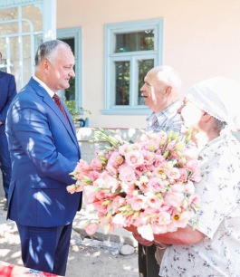 Игорь Додон навестил многодетную семью и супругов-долгожителей в Штефан Водэ