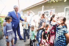 Igor Dodon a vizitat o familie cu mulți copii și un cuplu longeviv din raionul Ștefan Vodă