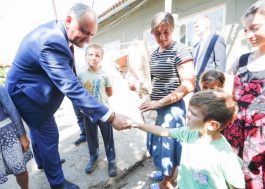 Igor Dodon a vizitat o familie cu mulți copii și un cuplu longeviv din raionul Ștefan Vodă