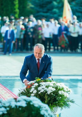 Руководство страны возложило цветы к Вечному огню на Мемориале «Вечность»