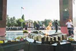 Conducerea țării a depus flori la ”Focul Veşnic” de la Complexul Memorial “Eternitate”